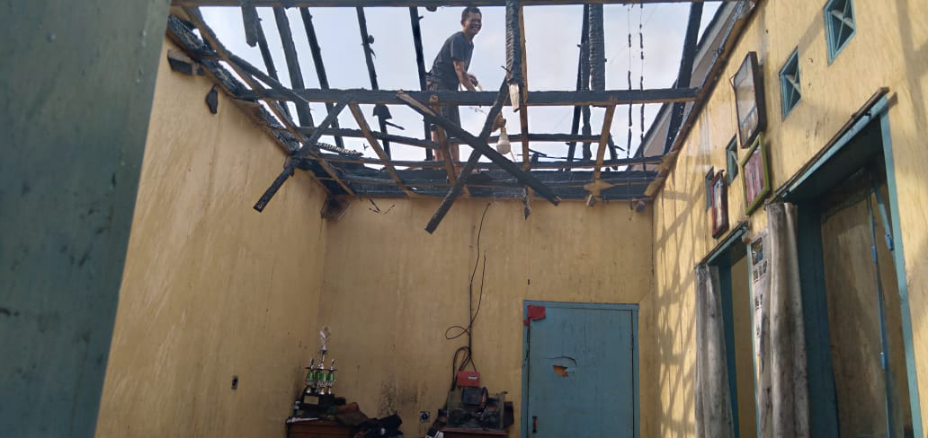 Kondisi rumah milik Asep Kustandi, 49, pasca kebakaran di Desa Hegarmanah, Kecamatan Jatinangor, Kabupaten Sumedang pada Jumat (1/10). (Yanuar Baswata/Jabar Ekspres)
