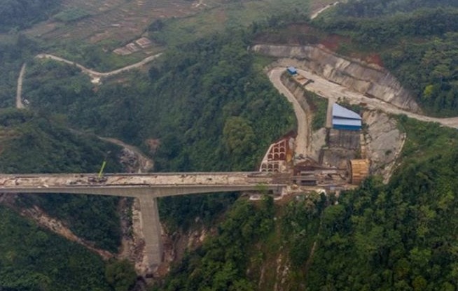 Struktur jembatan tertinggi proyek Kereta Cepat Jakarta-Bandung Section Tunnel #6 DK 88 di Desa Depok, Purwakarta, Jawa Barat. (M. Ibnu Chazar/Antara ) pembangunan kjcb