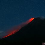Arsip Foto. Pemandangan Gunung Merapi yang sedang meluncurkan lava pijar terlihat dari Cangkringan, Sleman, DI Yogyakarta, Minggu (15/8/2021). (ANTARA FOTO/Hendra Nurdiyansyah/foc)