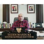 Menteri Koperasi dan UKM RI Teten Masduki saat membuka acara Wirakarya Local Heroes Festival 2021 yang diselenggarakan secara virtual pada Selasa (26/10/2021). (ANTARA/TL-Rizka Khaerunnisa)