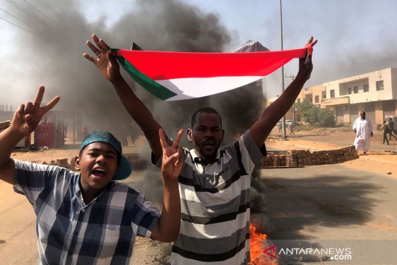 Pengunjuk rasa mengibarkan bendera dalam aksi protes menentang kudeta militer di Khartoum, Sudan, 25 Oktober 2021. (ANTARA/Reuters/as)
