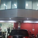 Polisi menggerebek sebuah ruko di kawasan Kelapa Gading, Jakarta Utara yang dijadikan kantor pinjaman online yang diduga ilegal. (Sabik/JawaPos.com)