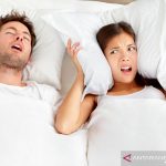 Ilustrasi - Pria mendengkur. Pasangan di tempat tidur, pria mendengkur dan wanita tidak bisa tidur, menutupi telinga dengan bantal untuk suara dengkuran. ANTARA/Shutterstock/pri.