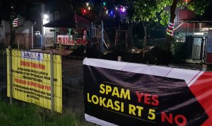 spanduk protes warga atas pembangunan proyek Spam di Kelurahan SukawarnaW 02