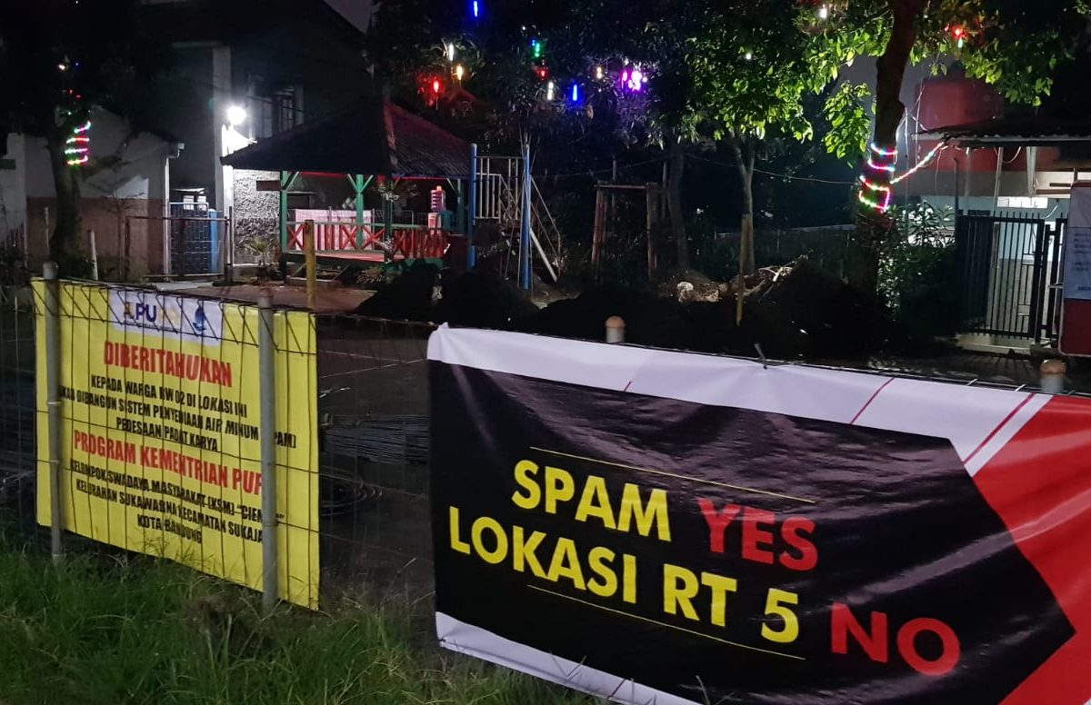 spanduk protes warga atas pembangunan proyek Spam di Kelurahan SukawarnaW 02