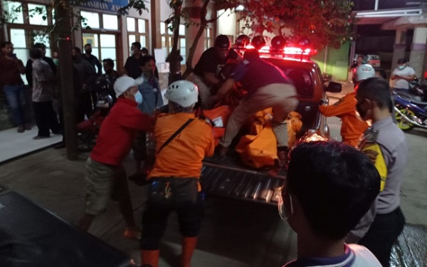 Tim gabungan mengevakuasi jenazah pelajar MTs Harapan Baru Kabupaten Ciamis yang tenggelam saat kegiatan susur sungai (Iman SR / Radar Tasikmalaya)