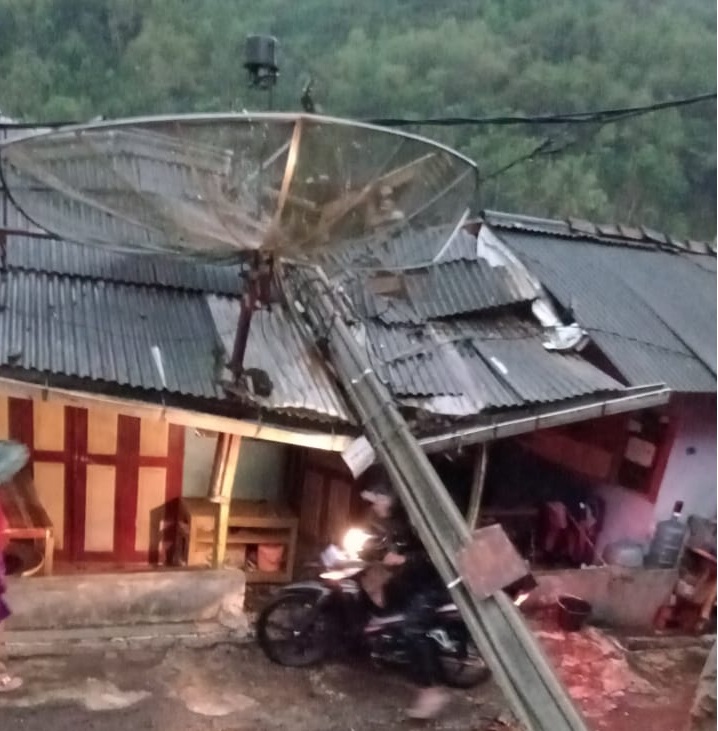 Satu tiang listrik menimpa rumah warga di Desa Margamekar, Kecamatan Sumedang Selatan, Kabupaten Sumedang pada Kamis (21/20). (Istimewa)