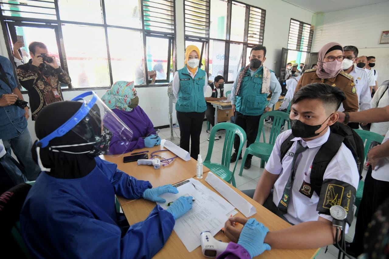 Pembelajaran Tatap Muka akan segera dimulai, Atalia Praratya tnjau Vaksinasi Pelajar di Indramayu untuk persiapan PTM