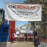 Puluhan warga Anyer Dalam melakukan aksi penolakan penggusuran lahan di Jl. Anyer Dalam, Kota Bandung