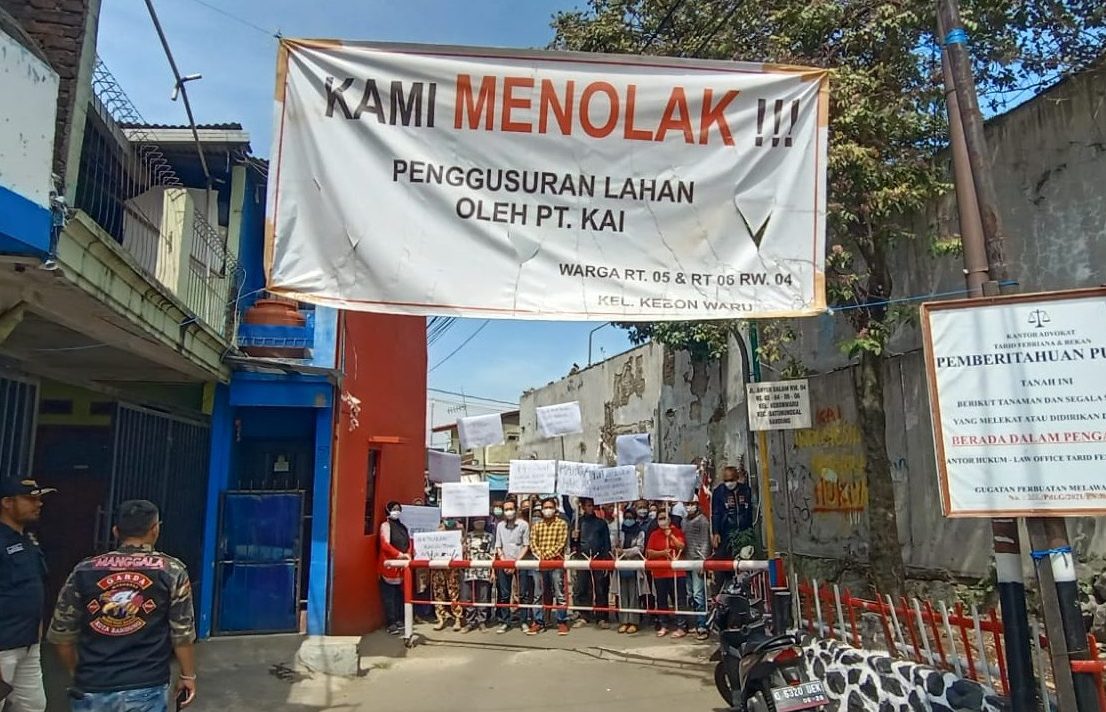 Puluhan warga Anyer Dalam melakukan aksi penolakan penggusuran lahan di Jl. Anyer Dalam, Kota Bandung