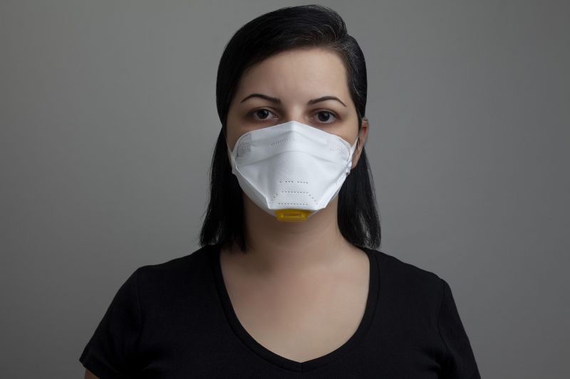 Ilustrasi perempuan sedang menggunakan respirator. (Pixabay)