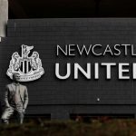 Patung sosok pemain legenda Newcastle United, Bobby Robson, terpajang di depan Stadion St James Park milik Newcastle United di Newcastle, Inggris, pada 7 Oktober 2021 (Action Images via Reuters/LEE SMITH)