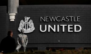 Patung sosok pemain legenda Newcastle United, Bobby Robson, terpajang di depan Stadion St James Park milik Newcastle United di Newcastle, Inggris, pada 7 Oktober 2021 (Action Images via Reuters/LEE SMITH)