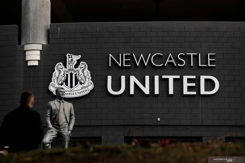 Patung sosok pemain legenda Newcastle United, Bobby Robson, terpajang di depan Stadion St James Park milik Newcastle United di Newcastle, Inggris, pada 7 Oktober 2021 (Action Images via Reuters/LEE SMITH)