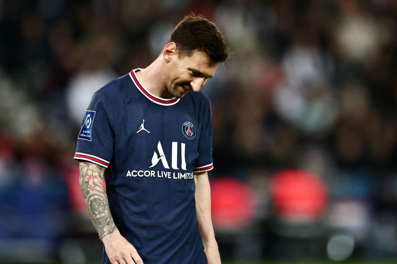 Pemain PSG Lionel Messi mengalami cedera saat bermain lawan Lille di Ligue 1 pada 30 Oktober 2021. ANTARA/REUTERS/Sarah Meyssonnier.