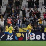 Pemain Brazil Lucas Paqueta merayakan gol kemenangan bersama rekan-rekan satu timnya dalam pertandingan kualifikasi Piala Dunia 2022 zona Amerika Selatan melawan Kolombia di Arena Corinthians, Sao Paulo, Brazil, 11 November 2021. (REUTERS/AMANDA PEROBELLI)