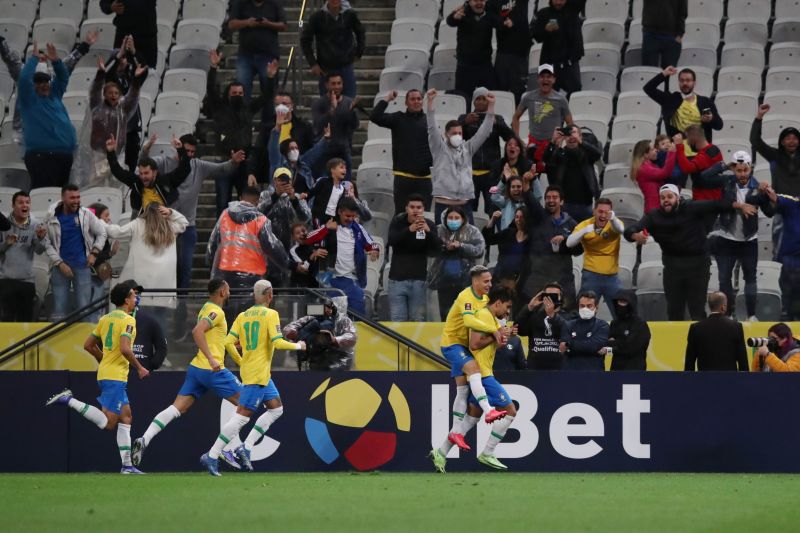 Pemain Brazil Lucas Paqueta merayakan gol kemenangan bersama rekan-rekan satu timnya dalam pertandingan kualifikasi Piala Dunia 2022 zona Amerika Selatan melawan Kolombia di Arena Corinthians, Sao Paulo, Brazil, 11 November 2021. (REUTERS/AMANDA PEROBELLI)