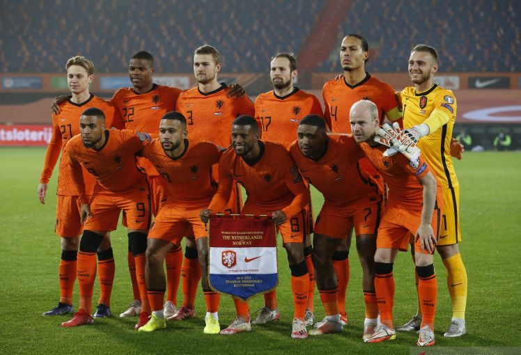 Timnas Belanda melakukan foto bersama sebelum pertandingan Grup G Kualifikasi Piala Dunia lawan Norwegia pada 17 November 2021. ANTARA/REUTERS/PASCAL ROSSIGNOL