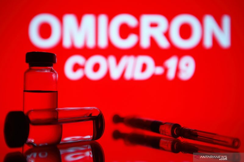 ILUSTRASI: Jarum suntik medis dan dua botol terlihat di depan teks Omicron COVID-19 di latar belakang. ANTARA/Pavlo Gonchar / SOPA Images via Reuters/Sipa USA/pri. (Pavlo Gonchar / SOPA Images/Sipa/SOPA Images)