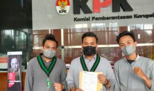 Perwakilan mahasiswa yang tergabung dalam Himpunan Mahasiswa Islam Bekasi melaporkan dugaan praktik suap Pemilihan Wakil Bupati Bekasi kepada KPK di kantornya, Jalan Kuningan Persada Kavling 4, Setiabudi, Jakarta Selatan pada Rabu (3/11). (ANTARA/Istimewa).