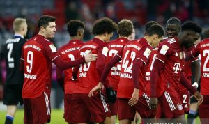 Para pemain Bayern Muenchen merayakan gol Leroy Sane (ketiga kiri) ke gawang Arminia Bielefeld dalam laga lanjutan Liga Jerman di Stadion Allianz Arena, Muenchen, Jerman, Sabtu (27/11/2021). ANTARA/REUTERS/Michaela Rehle.