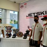 (Ki-ka) Atlet jetski Indonesia Aqsa Sutan Anwar, Aero Aswar, dan Wisnu Dwihutomo berfoto bersama di Jetski Academy Indonesia, Jakarta, Minggu (7/11/2021). (ANTARA/Shofi Ayudiana)