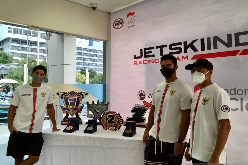 (Ki-ka) Atlet jetski Indonesia Aqsa Sutan Anwar, Aero Aswar, dan Wisnu Dwihutomo berfoto bersama di Jetski Academy Indonesia, Jakarta, Minggu (7/11/2021). (ANTARA/Shofi Ayudiana)