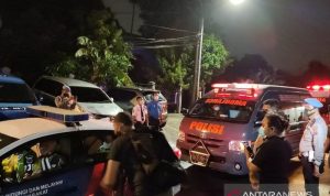 Dua unit ambulans yang membawa jenazah Vanessa Angel dan suaminya, Febri Ardiansyah dari RS Bhayangkara Surabaya menuju Jakarta, Kamis (4/11/2021) malam. ANTARA/Willy Irawan