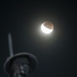Fase gerhana bulan sebagian terlihat di kawasan Tugu Tani, Menteng, Jakarta, Rabu (26/5/2021). ANTARA FOTO/Aprillio Akbar/rwa.