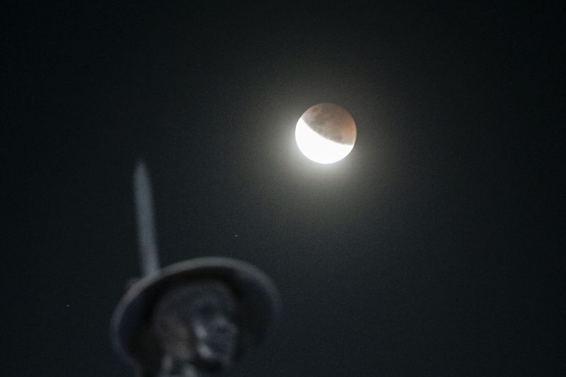 Fase gerhana bulan sebagian terlihat di kawasan Tugu Tani, Menteng, Jakarta, Rabu (26/5/2021). ANTARA FOTO/Aprillio Akbar/rwa.