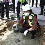 Menteri Keuangan Sri Mulyani Indrawati dalam peletakan batu pertama pembangunan rusunara Kemenkeu di Jayapura, Papua, Jumat (26/11/2021). ANTARA/HO-Humas Kemenkeu.