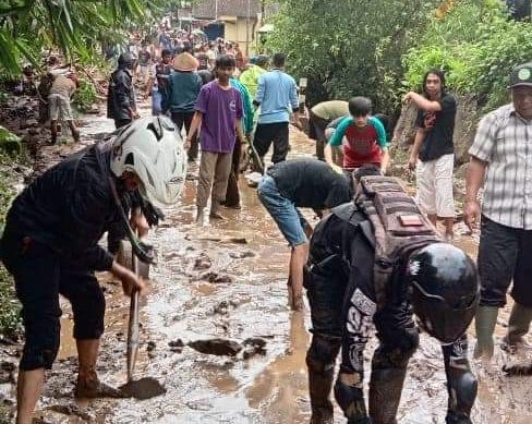 Aparat kepolisian ikut terjun membantu warga ketikan Banjir bandang di Kabupaten Garut