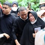 Ayah Vanessa Angel, Doddy Sudrajat bersama istrinya (dua dari kanan) menangis haru saat mengikuti prosesi pemakaman Jenazah Vanessa Angel dan Bibi Ardiansyah di makamkan di Pemakaman Taman Islam Malaka, Pesanggrahan, Jakarta Selatan, Jumat (05/11/2021). (Dery Ridwansah/ JawaPos.com)