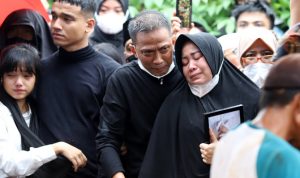 Ayah Vanessa Angel, Doddy Sudrajat bersama istrinya (dua dari kanan) menangis haru saat mengikuti prosesi pemakaman Jenazah Vanessa Angel dan Bibi Ardiansyah di makamkan di Pemakaman Taman Islam Malaka, Pesanggrahan, Jakarta Selatan, Jumat (05/11/2021). (Dery Ridwansah/ JawaPos.com)