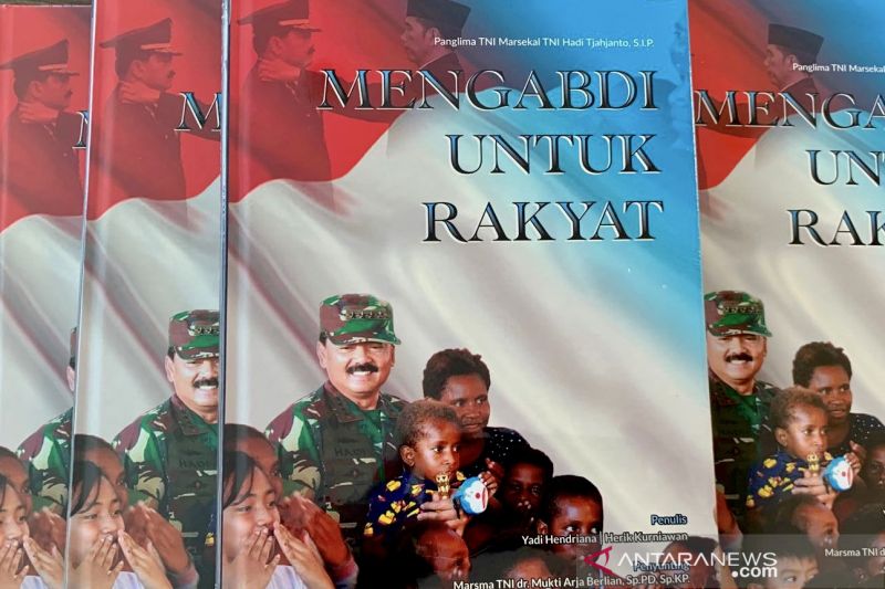 Marsekal TNI (Purn) Hadi Tjahjanto membagikan kisah hidup dan pengabdiannya selama menjadi Panglima TNI dalam sebuah buku biografi berjudul “Mengabdi untuk Rakyat”. ANTARA/HO-Dokumentasi Hadi Tjahjanto