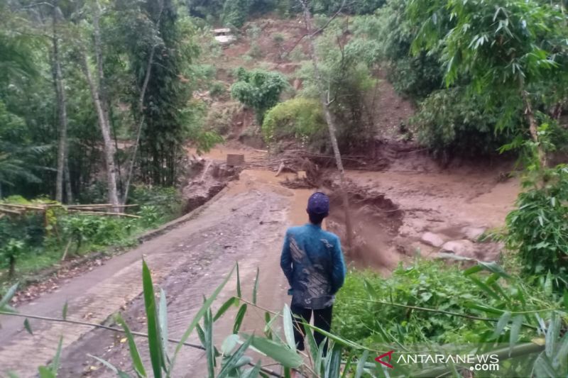 Warga melihat kondisi jembatan yang rusak diterjang banjir bandang di Kecamatan Sukaresmi, Kabupaten Garut, Jawa Barat, Minggu (7/11/2021). (ANTARA/HO-Warga)
