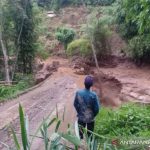 Banjir rusak jembatan di Desa Sukalilah, Kecamatan Sukaresmi, Kabupaten Garut, Jawa Barat. (ANTARA/HO-Warga)