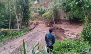 Banjir rusak jembatan di Desa Sukalilah, Kecamatan Sukaresmi, Kabupaten Garut, Jawa Barat. (ANTARA/HO-Warga)