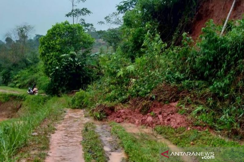 Bencana alam melanda enam titik di Kecamatan Takokak, Cianjur, Jawa Barat, salah satunya memutus jalan antar desa, sehingga aktifitas warga terhambat. ANTARA/ Ahmad Fikri