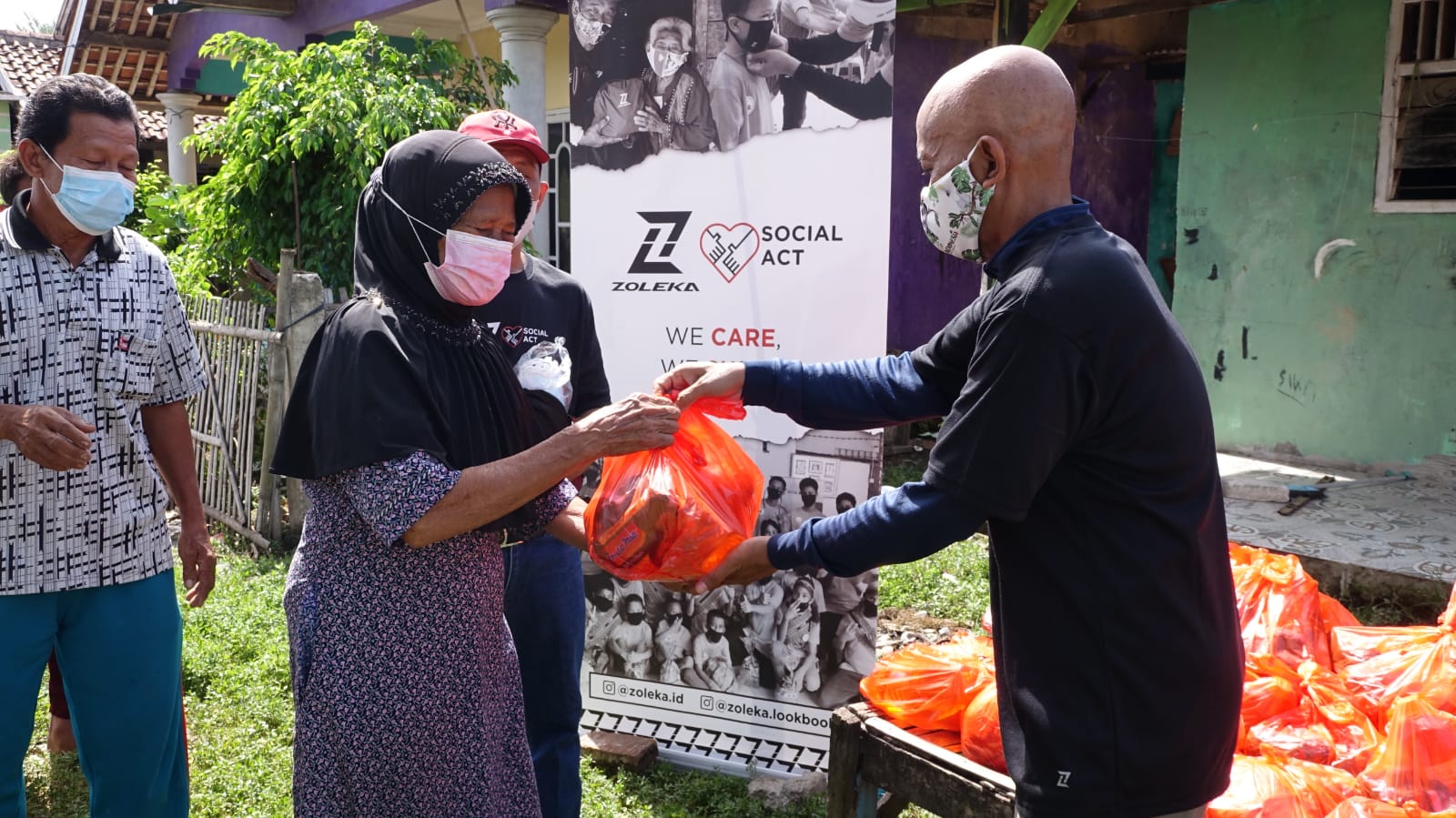 Brand Zoleka membagikan sembako dalam kegiatan sosial act di Kabupaten Bekasi