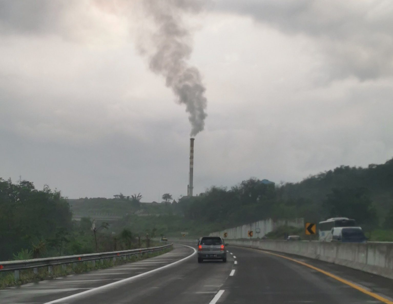 Cerebong asap terlihat mebumbung tinggi terlihat dari jalan tol di Semarang yang mengakibatkan polusi udara dari aktiitas industri yang memakai bahan bakar batu bara (Foto: @Bejo/twiter)