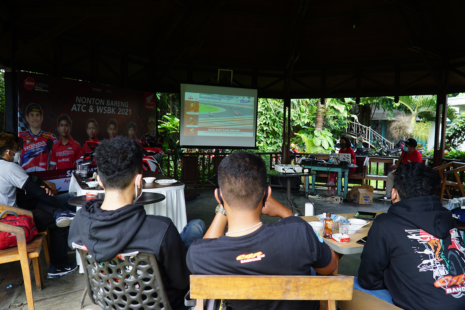 Suasana nonton bareng Asia Talent Cup (ATC) bersama komunitas Honda CBR Series di Cafe Ngopi Doeloe, Bandung.