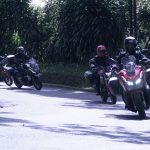 Bikers Honda pada gelaran Ekspedisi Nusantara mellintasi keindahan alam di Jawa Barat menggunakan Honda ADV150 dan Honda CB150R Streetfire.