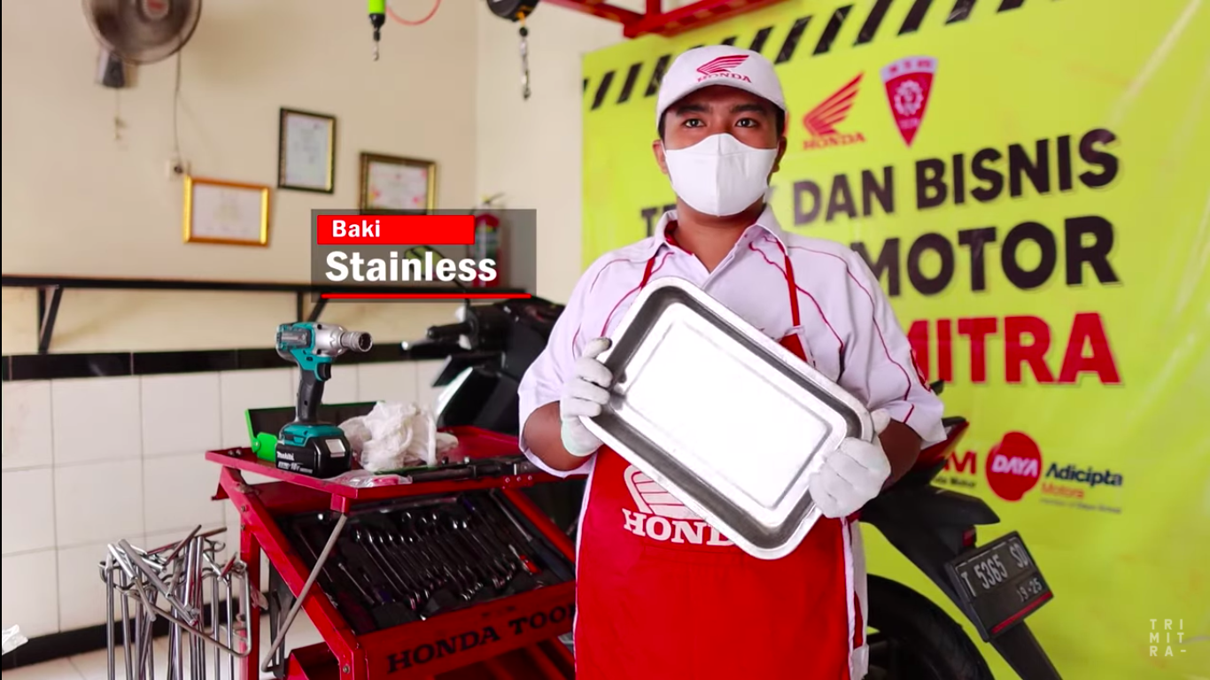 Video karya dari Siswa SMK Mitra Industri MM 2100, Ropi Ramdani dengan materi penggantian V-Belt dan Roller.