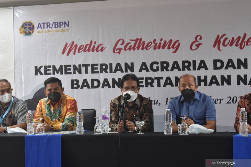 Menteri ATR/Kepala BPN, Sofyan A. Djalil saat memberikan keterangan pers terkait penanganan kejahatan pertahanan di Jakarta, Rabu (17/11/2021). (ANTARA/Fauzi Lamboka)