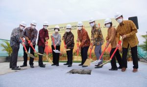Jajaran direksi PT Summarecon Tbk menggelar acara Topping Of untuk pembangunana Summarecon Mall Bandung.