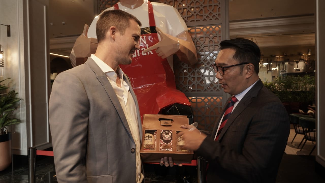 Gubernur Jabar Ridwan Kamil berdisusi satai dengan pengusaha dari UEA CEO The Warrior Group Troy Gilham