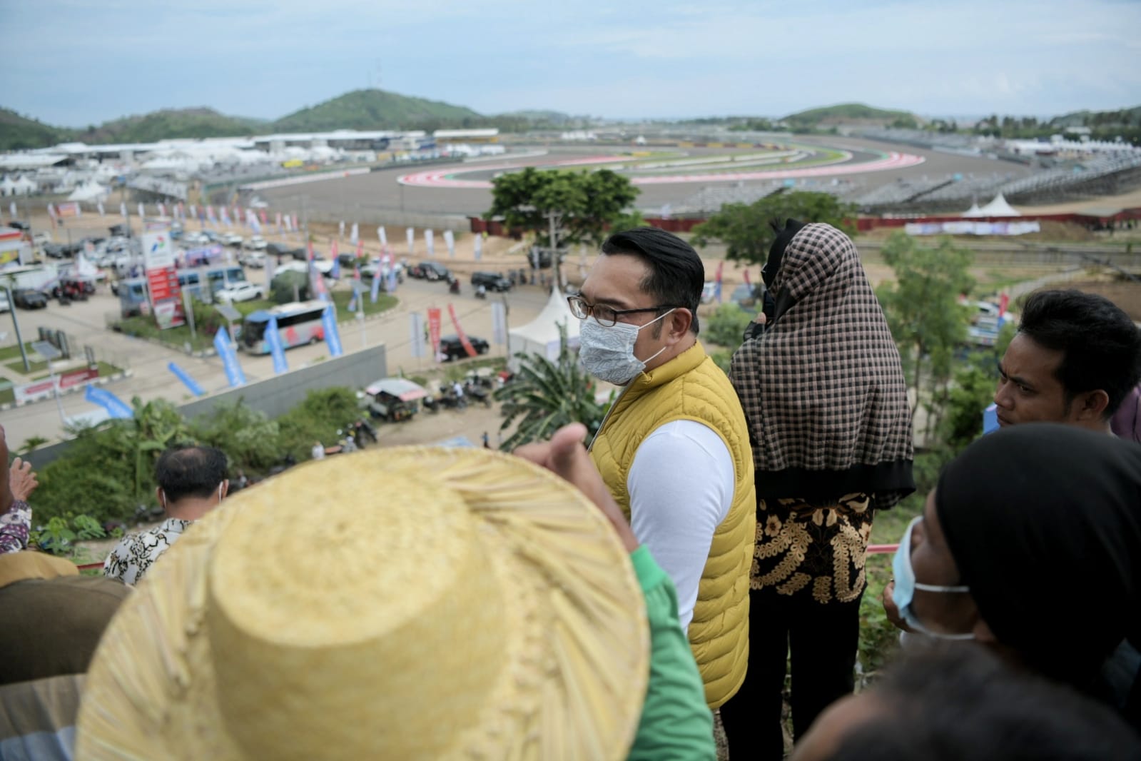 Gubernur Jabar bersama warga NTB menyaksikan sesi latihan Superbike di Sirkuit Mandalika