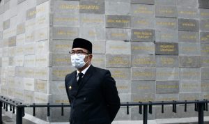 Gubernur Jawa Barat ketika berada di Monumen Covid-19 di Kawasan Gasibu Kota Bandung