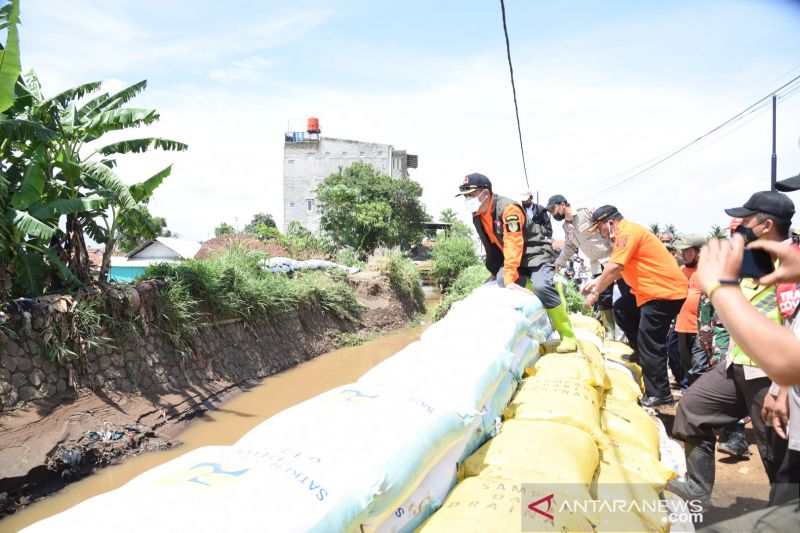 Bupati Bandung Dadang Supriatna meninjau perbaikan tanggul sungai yang jebol. (ANTARA/HO-Humas Pemkab Bandung)
